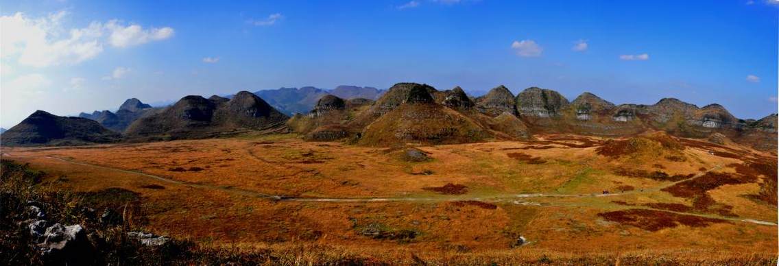 喀斯特高山草原——普屯坝：位于贵州省安顺普定县猴场乡，距城区42km。为贵州喀斯特山区地形中罕见的高山草原，经度约：东经102.6°，纬度约：北纬25.7°海拨约1750米，方圆6.8km 。方位：位于安顺市北面，普定县城东北，贵阳至普定全程高速，车程约一个半小时，普定到普屯坝约一小时车程。最佳拍摄季节：四季各有特色，尤以夏秋最美。最佳拍摄时间：早晨拍日出——一轮朝阳由群山组成的万顷波涛中喷薄而出，蔚为壮观日出朝霞漫天；下午——草原、蓝天、白云；傍晚——夕阳、群山、草原。普屯坝是一片神秘的处女地，被称为云中大草原、喀斯特大草原（著名作家梁衡命名），为贵州保存最完好的原生态高山草原。依其山下有重荫山万亩杜鹃、后冲形态奇异的石林；历百年而不朽的猛舟高原民居；省级文物保护单位杨家寨平讼摩崖石刻：曾在第四届世界合唱节中获复赛银奖的苗族多声部合唱；被称为“穿在身上的史书”的大花苗族服饰；省级非物质文化遗产苗族古歌、射弩、“阿江”等。