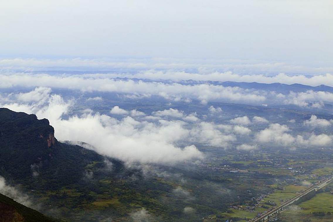 江油市观雾山上下望,江彰平原,武都水利主干渠.