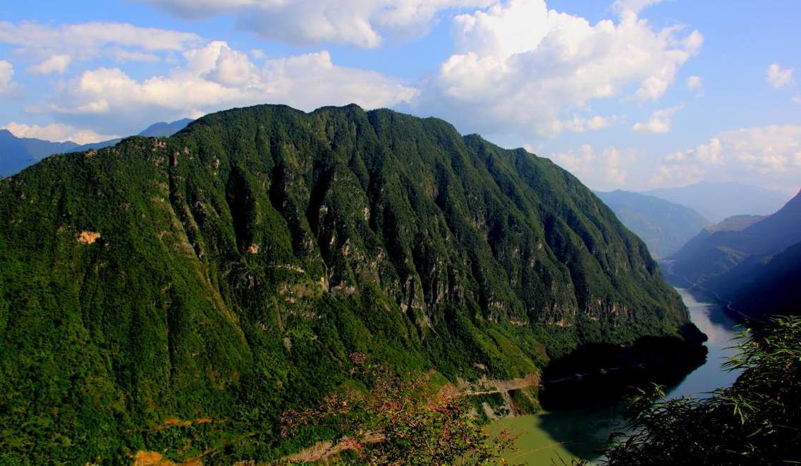 金沙江峡谷　位于四川省雷波县马湖风景区东北面