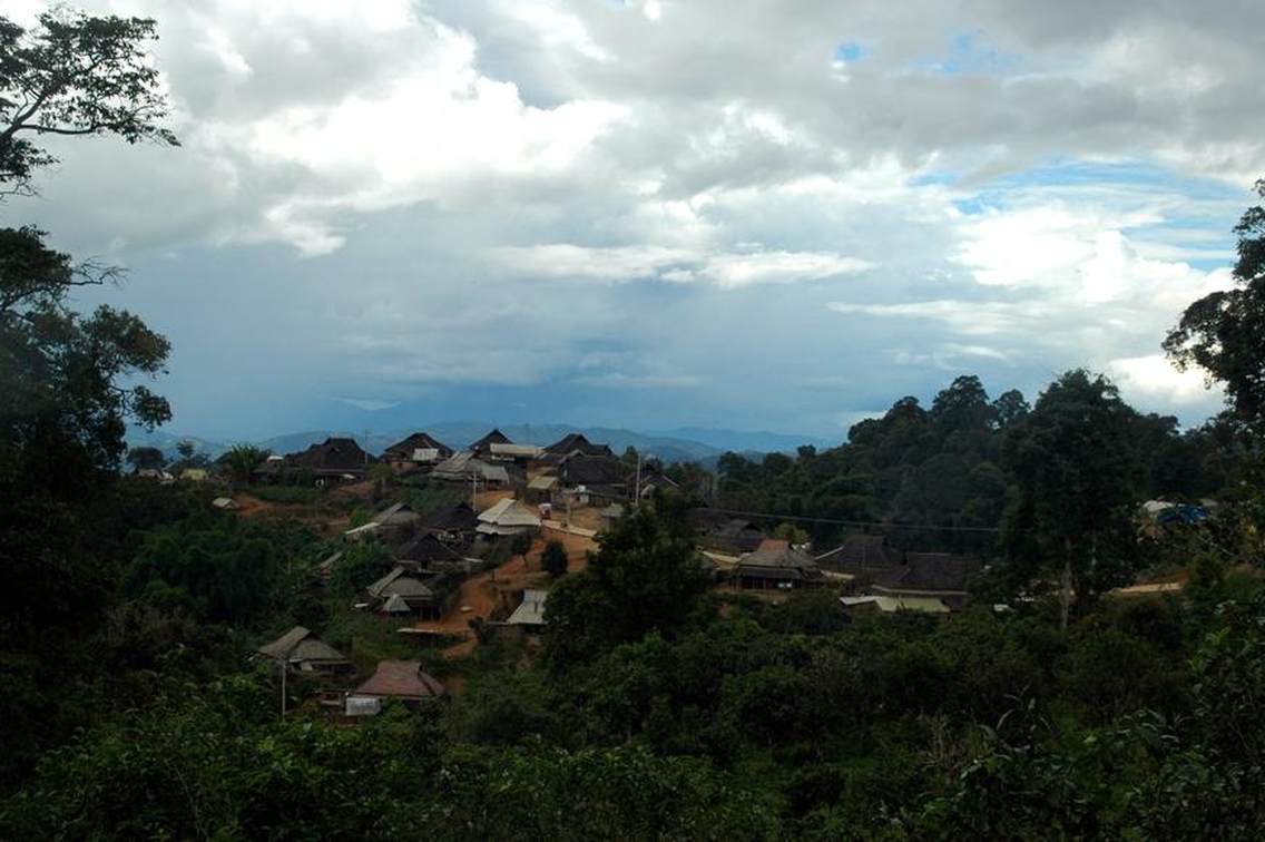 贺开古茶山拉祜文化旅游区位于西双版纳州勐海县勐混镇贺开村，西邻勐混曼蚌村委会、北接勐混坝子、南接老班章、东临格朗和乡，距勐海县城20公里，距景洪嘎洒机场约50公里，距昆曼大通道70公里左右，距湄公河国际航道50公里左右。贺开古茶山海拔1400—1750米之间，茶山区域植被较丰富，自然生态环境良好。古茶园集中连片，树龄达200—1400多年的栽培型古茶树有16200多亩，数量达200多万株，是目前世界上已发现的连片面积最大、密度最高、保护得最好的古茶园，形成一幅“万亩古茶园、千年古茶树、百岁采茶人”的美丽画卷。贺开古茶山被国家农业部评为2014年中国美丽田园。