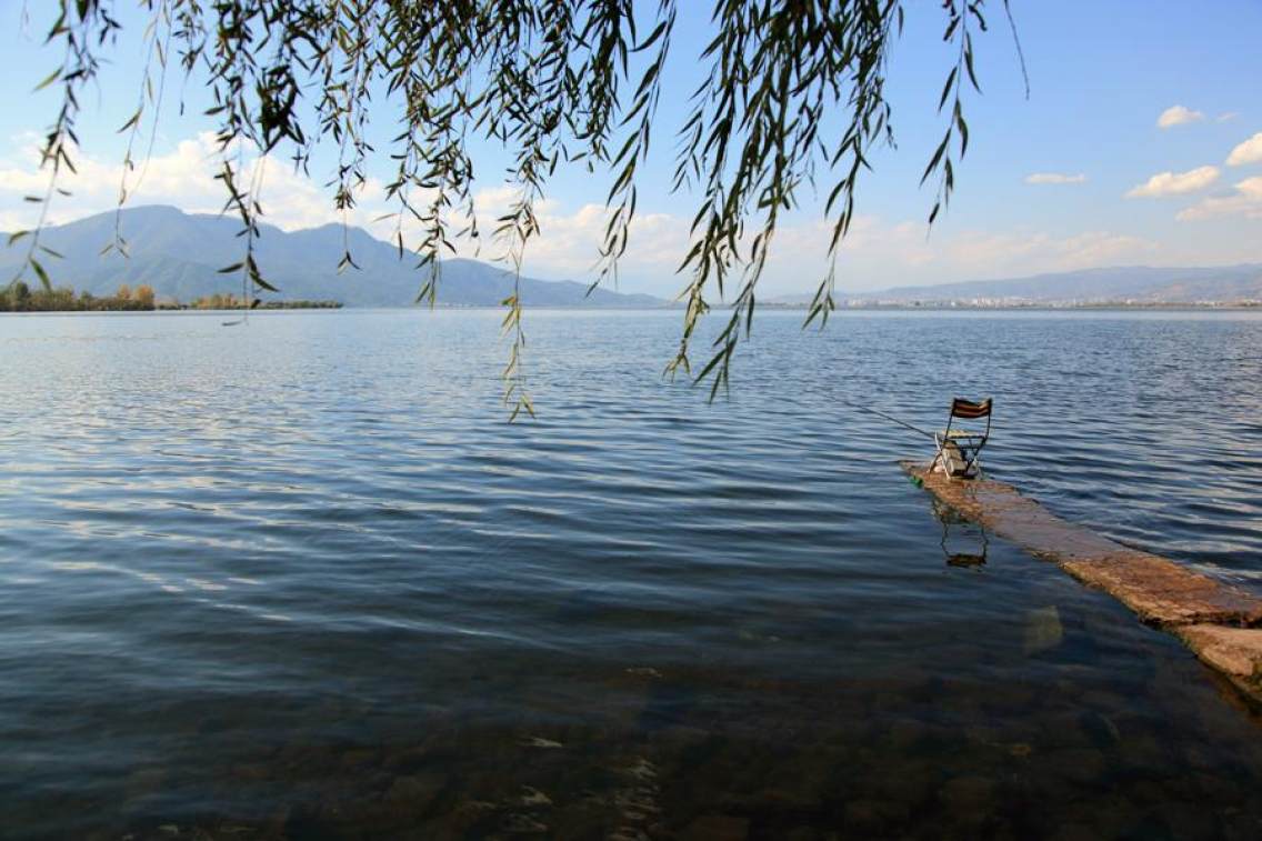 邛海是四川省第二大淡水湖，面积约31平方公里，位于泸山东北麓，是四川省十大风景名胜区之一。邛海水质清澈透明，以恬静著称，景色四季各异。