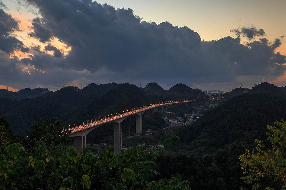 顺海公园位于贵阳市云岩区，其范围东抵乌当区奶牛场，西至小关湖，北到雅关大寨，南至黔灵镇红岩、中天花园，总用地面积约8平方公里。规划要求以贵阳市“森林之城、休闲胜地”的总体定位为指导，按照国家级森林公园的规划标准进行设计，使之成为体现贵阳“林城风貌”的重要景观节点。