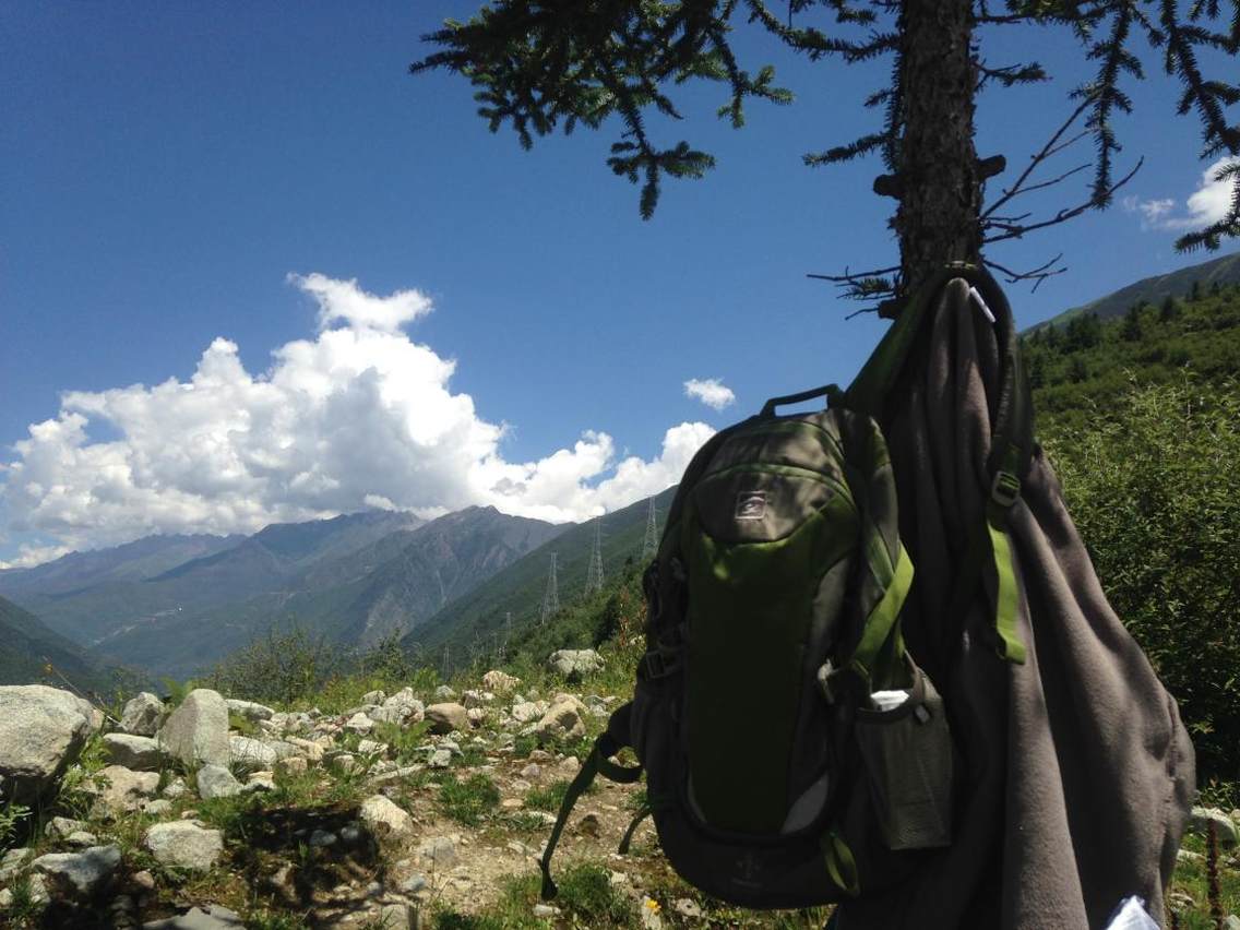 Alpinista Masculino Olhando Para Longe Com Um Amigo Em Segundo Plano Na ...