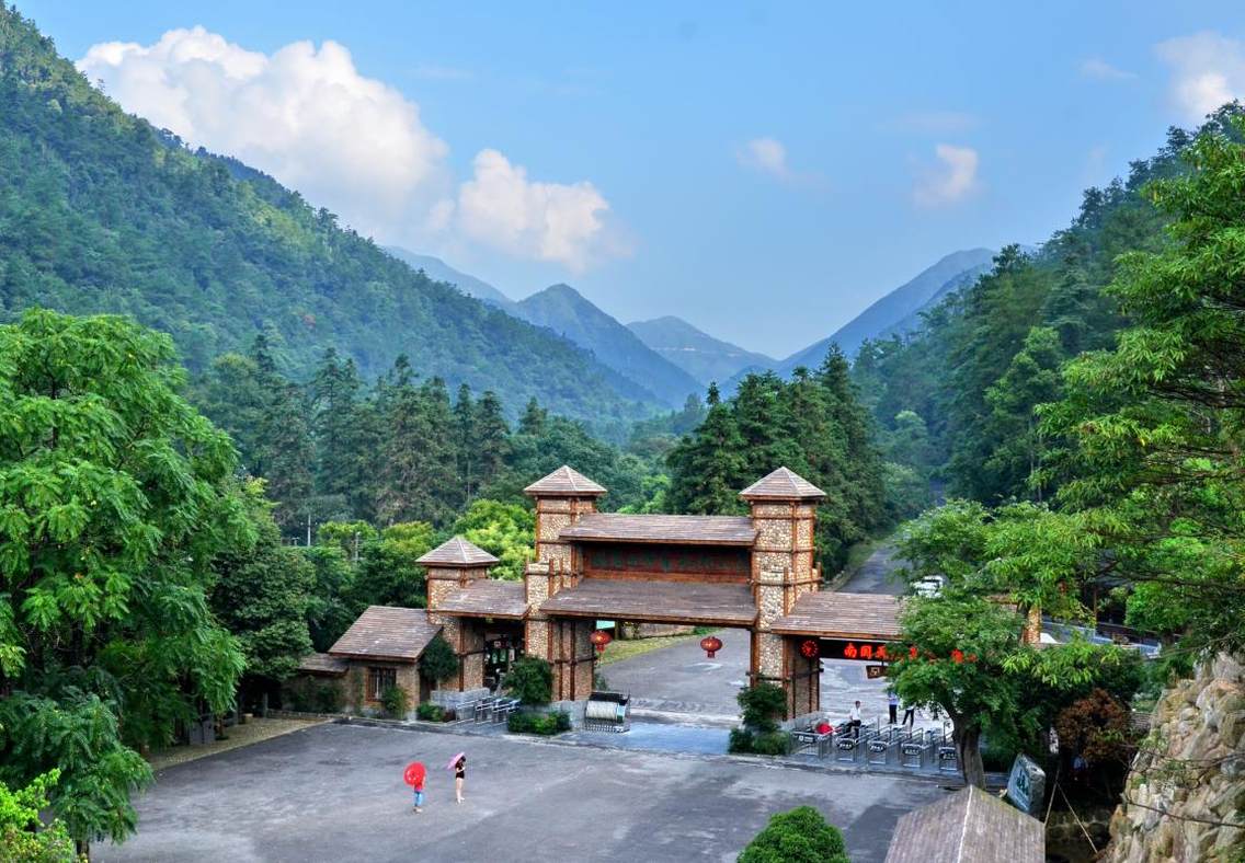 姑婆山国家森林公园位于湘、桂、粤三省（区）交界处的萌渚岭南端，广西贺州市境内，距离贺州市区21公里，是香港——广州——桂林黄金旅游线上的一颗璀灿明珠，是中国最美的瀑布森林公园。公园总面积8000公顷，园内峰高谷深、森林繁茂、瀑飞溪潺、动植物丰富，集“雄、奇、秀、幽”于一体，被誉为“南国天然氧吧，瀑布森林公园”。