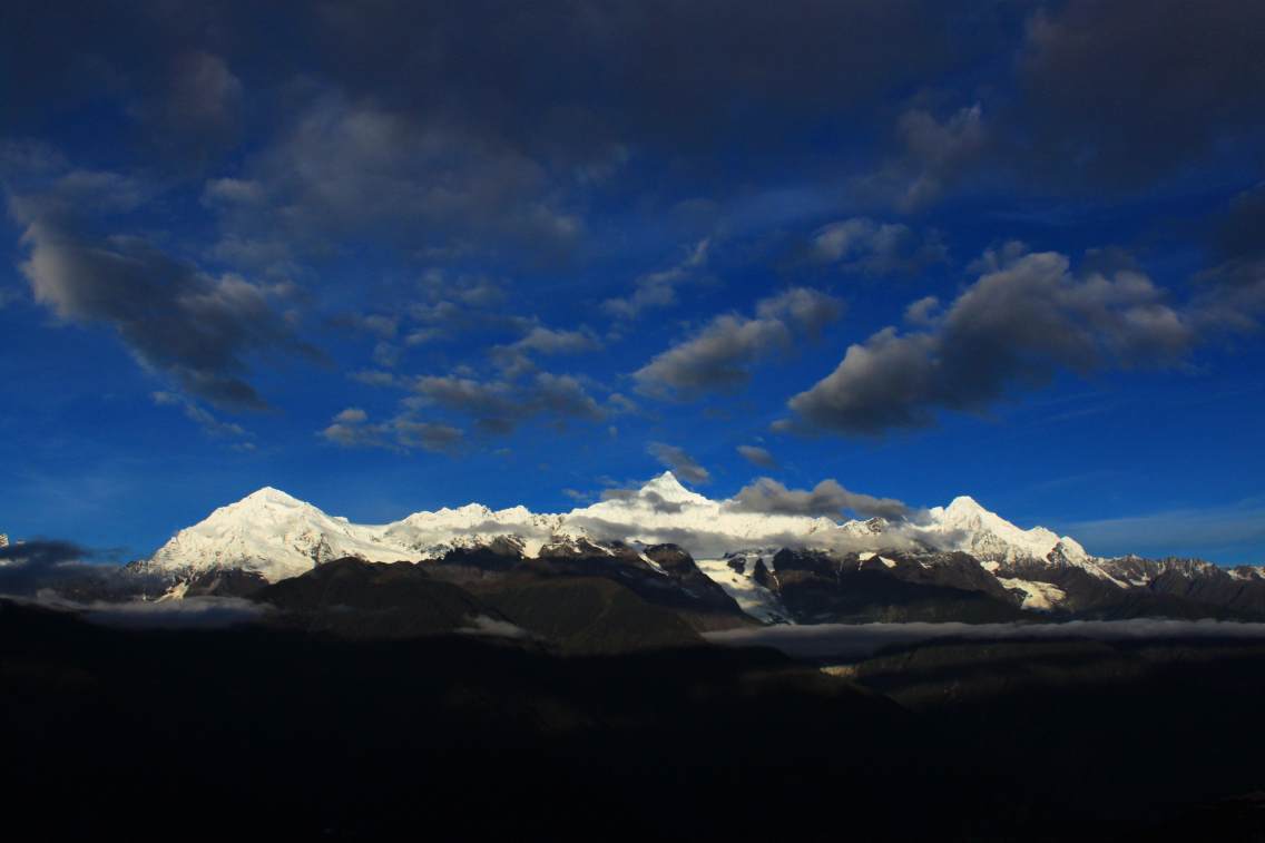 位于云南省迪庆藏族自治州德钦县西边约 20km的横断山脉中段怒江与澜沧江之间，平均海拔在6000m以上，称为“太子十三峰”，主峰海拔高达6740m，是云南的第一高峰。