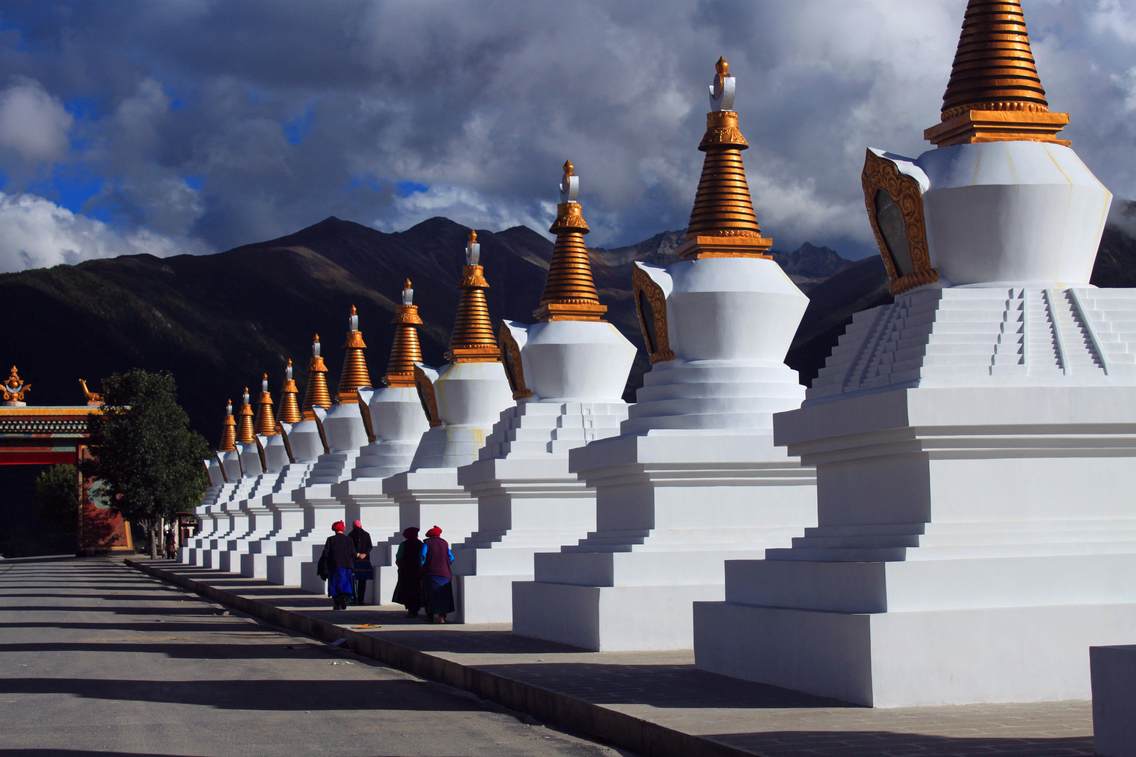 十三迎宾塔,代表梅里的十三座山峰,十三座整齐的白塔与梅里十三雪峰遥遥相望。