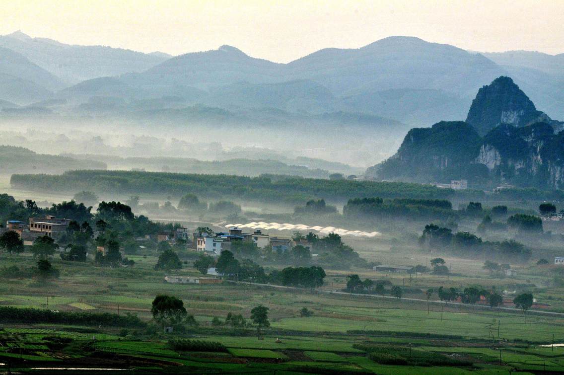 点位说明：武鸣县山水秀美。清晨，在风景区伊岭岩登高望远，云雾缭绕在群山、田野、村庄之间，一幅幅壮美图画尽收眼底。拍摄人：P550218位置：广西壮族自治区武鸣县经度：108.293960纬度：23.034810