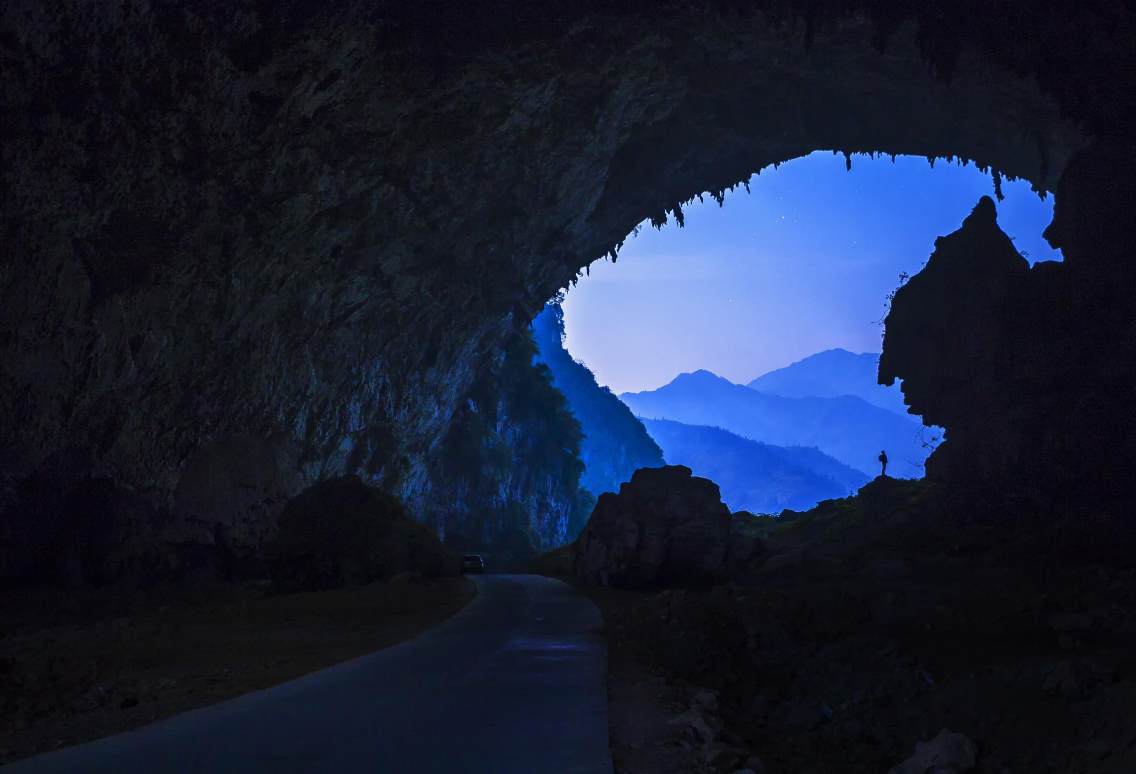 《对话》凤山县有丰富的洞穴资源，洞中世界的神奇、美妙令我心旷神怡。社更穿洞的月夜勾勒这《对话》轮廓更深深吸引着我。