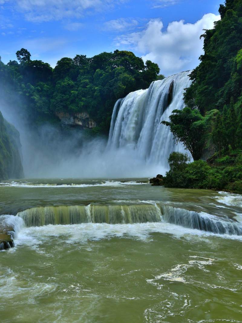 黄果树瀑布为"瀑布群"中最为壮观的瀑布,高77.8米,宽101.0米.