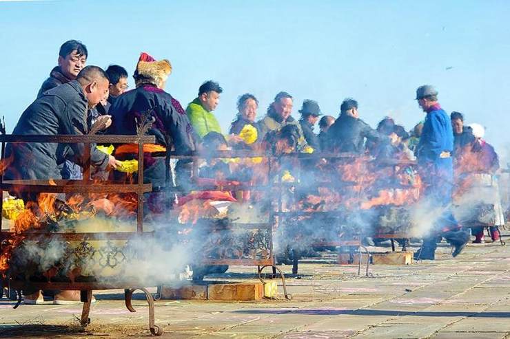 过去蒙古人吃饭前首先要用奶酒敬火;现在鄂尔多斯地区每年腊月二十三