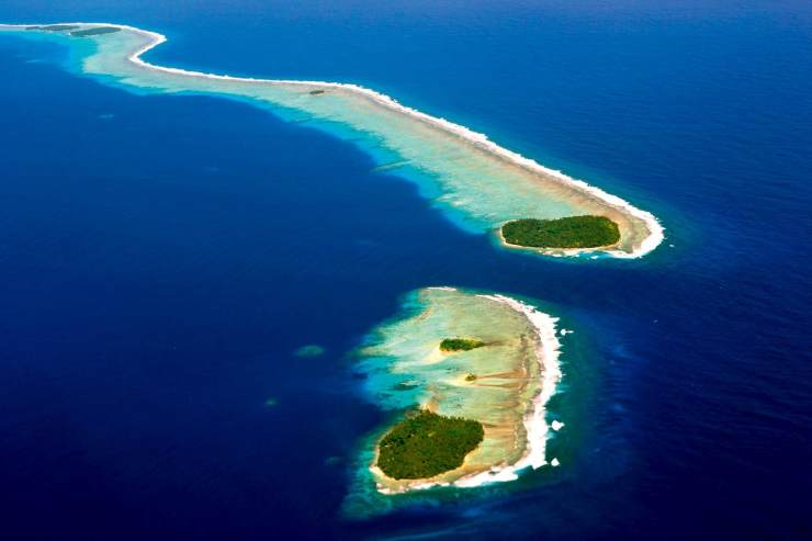 碧蓝的海水中,这两个岛礁是长达225公里的楚克环礁的一部分.