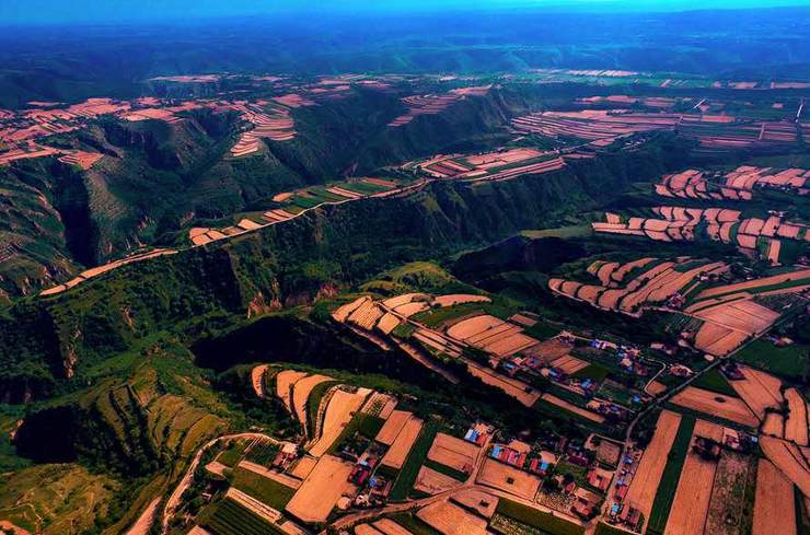 董志塬位于甘肃省庆阳市,在泾河北岸,马莲河和蒲河两大河流之间,地处