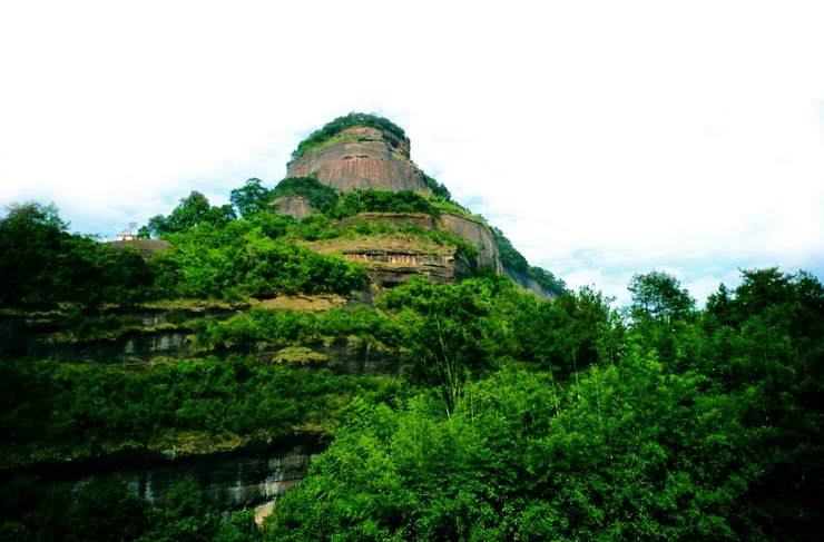 图为丹霞山巴寨主峰.