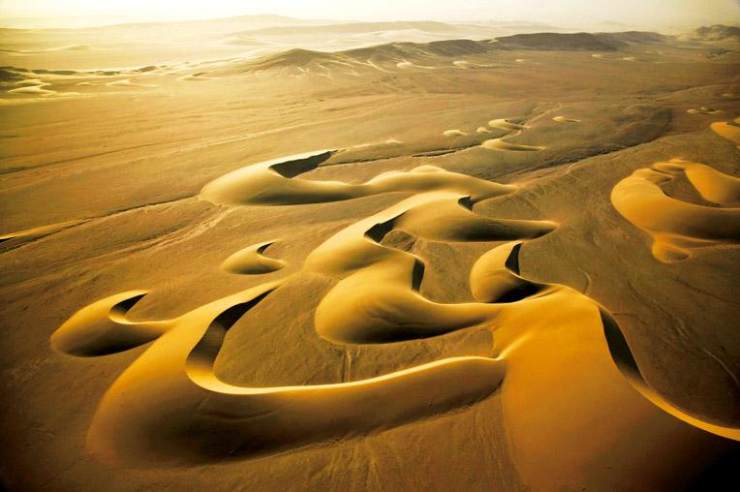 新月形沙丘是沙漠中最常见,也是经典的一类,它像一弯新月,也像一个