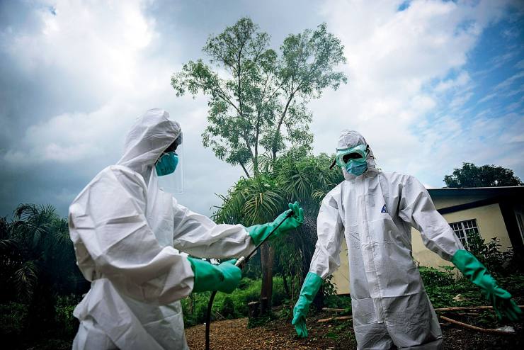 在西非国家塞拉利昂的埃博拉疫区,医务人员正在进行消毒.