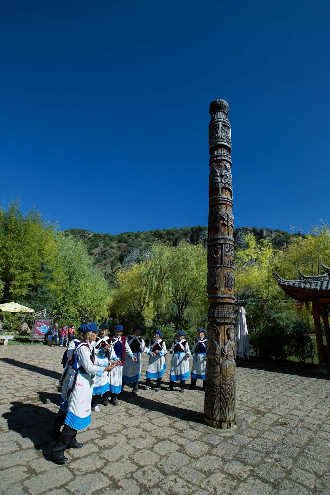　　人文景观·观音广场纳西图腾高丽柱1　　东经100°26′北纬26°73′海拔：2418.41米　　观看方向：正北方向90°最佳拍摄时间：全天最佳拍摄季节：春秋两季