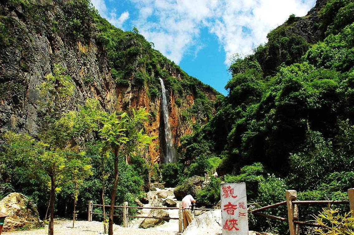 　　观音峡峡谷　　东经100°26′北纬26°73′海拔：2418.41米　　观看方向：正北方向90°最佳拍摄时间：全天最佳拍摄季节：春秋两季　　