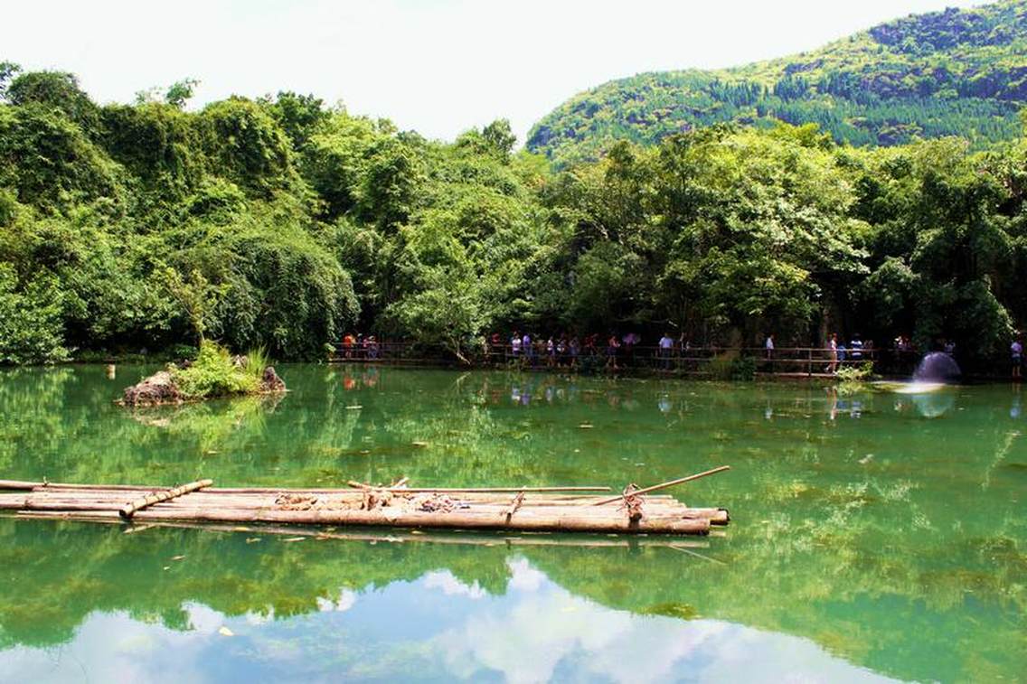 贵阳荔波樟江风景区，山中有水，水中有云，山水云天构成优美的图画。