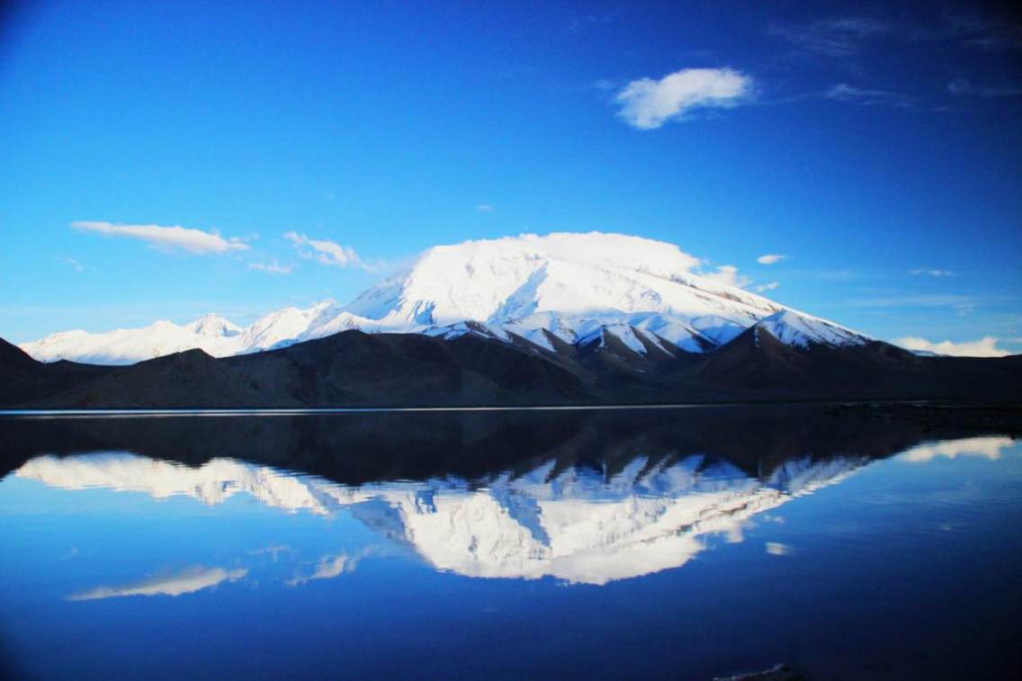 大美新疆、大美塔县、祖国最西端的雪山——慕士塔格峰，海拔7509m，隶属新疆喀什帕米尔高原昆仑山脉。慕士塔格峰是最具亲和力的雪山，雪山脚下是圣洁的卡拉库勒湖，如一面镜子倒映着雪山，如此的平静祥和。与湖水相望，雪山仿佛就在眼前，触手可及，真是好大一个冰淇淋啊！