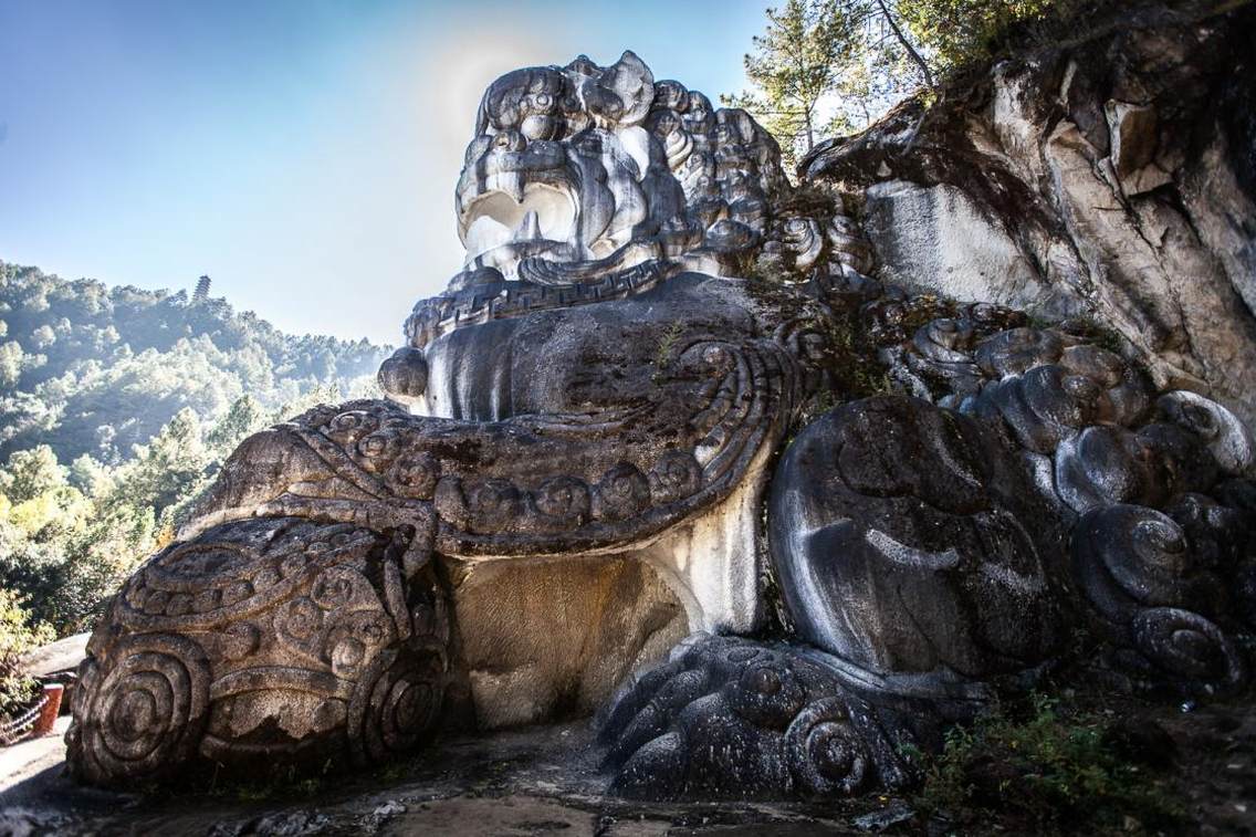 　　　世界双绝——千狮山（满贤林）　　　千狮山满贤林景区自然景观与人文景观交相辉映，以山险、石奇、林静、泉幽、琼楼玉宇、历代文人题刻和千狮共舞构成了一幅人间天然画卷。　　　历史上的满贤林与现代千狮山的创意交融，使这里形成了创“世界双绝”的千狮山满贤林景区。其一绝是全世界在同一个地点雕刻的狮子数量最多，多达3200多只；另一绝是雕刻有全世界体格最大高达25米、长18米的狮王。千狮山平均海拔：2543米最佳拍摄季节：一年四季最佳拍摄时间：早上8:00—10:30；最佳拍摄角度：西北方向