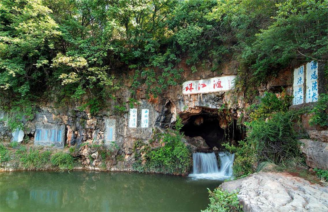 珠江源风景区于沾益县北部马雄山麓，距县城50公里，距省城昆明约200公里，景区占地面积为12.5平方公里，先后被评为省级风景名胜区、国家级森林公园、国家级水利风景区、国家AAAA级旅游区。