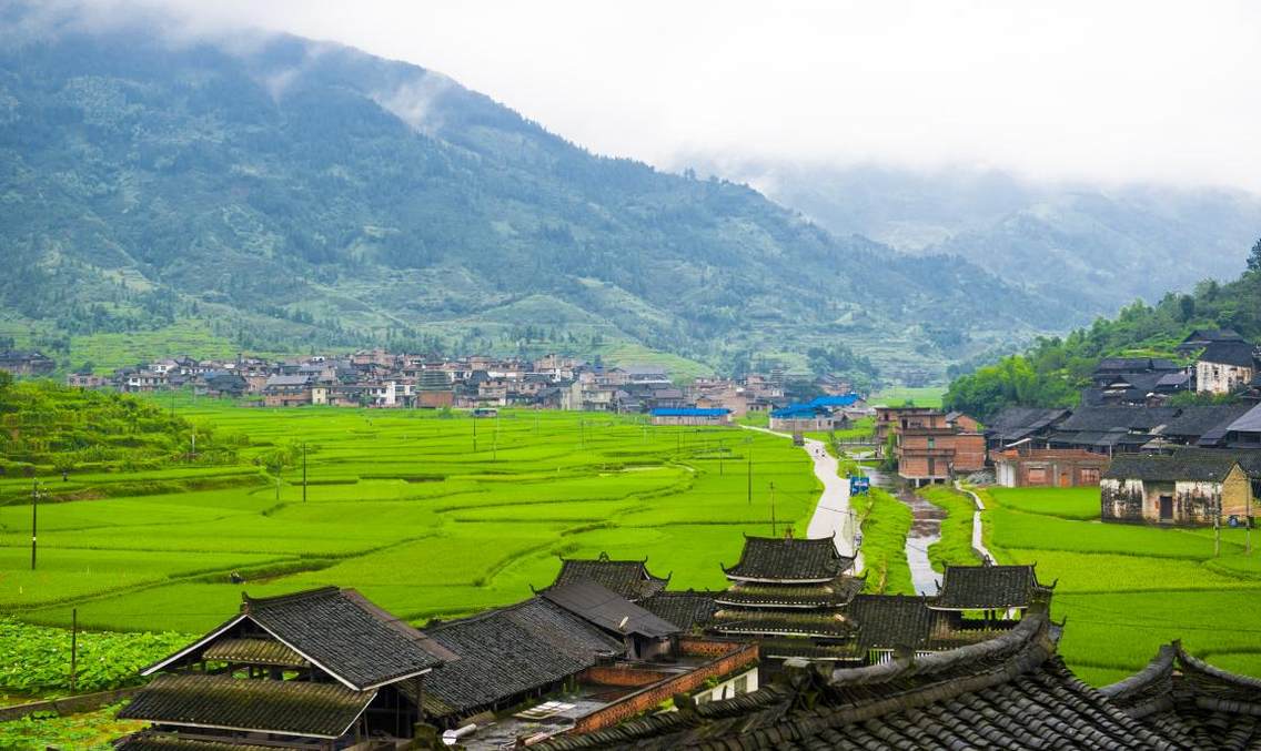 广西壮族自治区柳州市三江侗族自治县程村乡和里村(县城西南 3 公里左右）。这里有典型的侗族村寨建筑，唯美的田园风光。民风淳朴，热情好客，自驾的好去处。