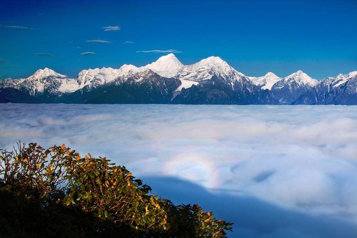 四川雅安境内的牛背山是驴友和摄友的天堂，佛光、云海、雪山、杜鹃，面对蜀山之王，恍如仙境般逍遥。