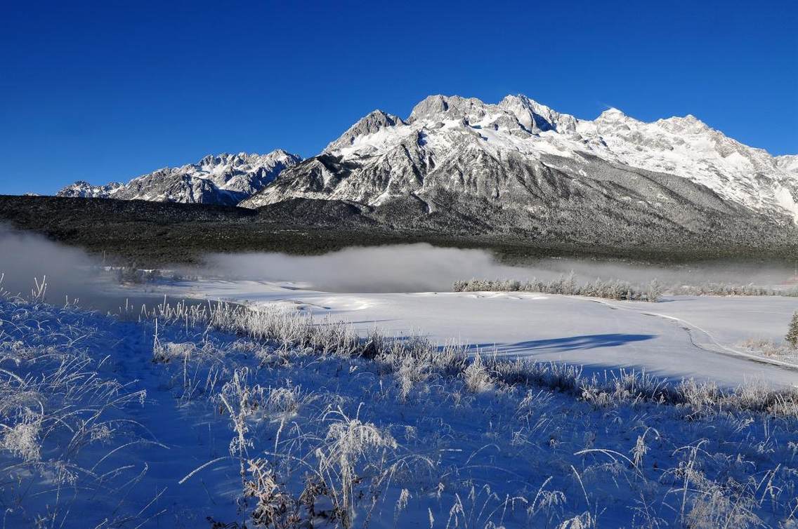 丽江玉龙雪山玉龙雪山位于丽江城北面约15公里处。山势由北向南走向，南北长35公里，东西宽25公里，雪山面积960平方公里，景区规划面积为415平方公里，高山雪域风景位于海拔4000米以上。玉龙雪山景区是国家AAAAA 级景区、国家重点风景名胜区、国家级自然保护区、国家级地质公园、国家文明景区、全国旅游标准化示范单位。玉龙雪山终年积雪，雪山山体高耸，横亘排列的十三座山峰（卜松毛卦峰）海拔5596米，为诸峰之最高峰。海拔4,500米以上的山间，分布着19条冰川，还有冰塔林和“绿雪奇观”。玉龙雪山是横断山脉的极高山地，从山脚到峰顶具备了亚热带、温带到寒带完整的7条垂直带自然景观，有20余种国家级保护的珍稀频危植物和大量的观赏植物及药材，是一座高山植物资源宝库，这里还生活着60余种经济动物和国家多种重点保护的珍稀动物，最具观赏价值的有高山雪域景观、水域景观、森林景观和草甸景观等。