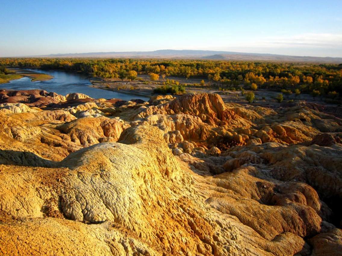五彩滩，位于中国新疆维吾尔自治区布尔津县西北约24公里的也格孜托别乡境内，中国唯一的一条注入北冰洋的河流――额尔齐斯河穿其而过。 南岸有绿洲、沙漠，北岸则是色彩斑斓的泥岩、砂岩及砂砾组成的奇石 ...