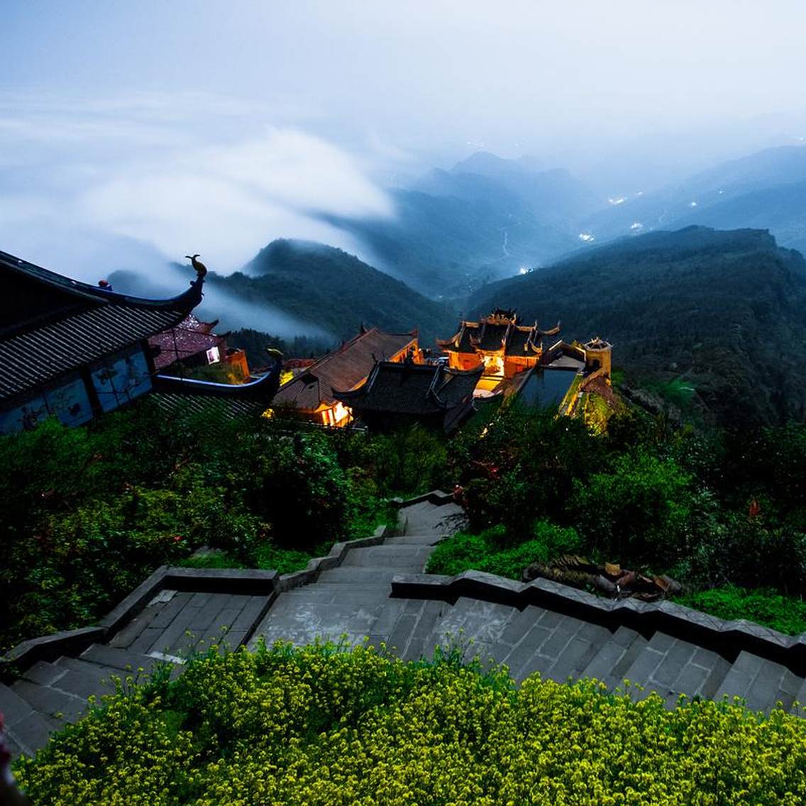 华蓥山宝鼎位于中国优秀旅游城市四川省华蓥市溪口镇境内，始建于唐代，盛于清咸丰年间，是山岳型自然风景区和宗教礼仪建筑群，全国八大佛教圣地之一。享有“西朝峨嵋，东朝宝鼎”之美誉。这是月光下的寺庙云瀑。