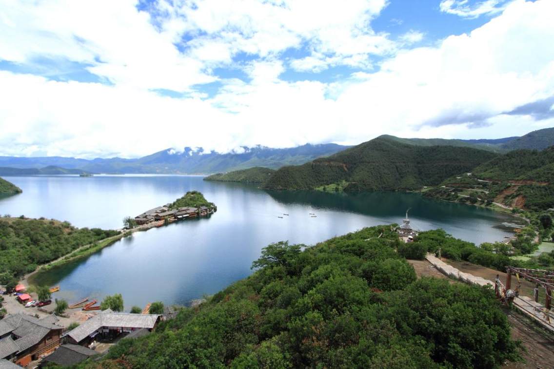 泸沽湖心湖。在环湖路里格村公路上看下，可以一览奇特的心状湖景。