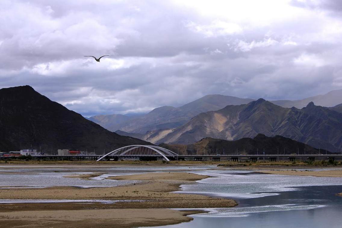 发源于念青唐古拉山南麓,西南流经拉萨市,至曲水县汇入雅鲁藏布江.