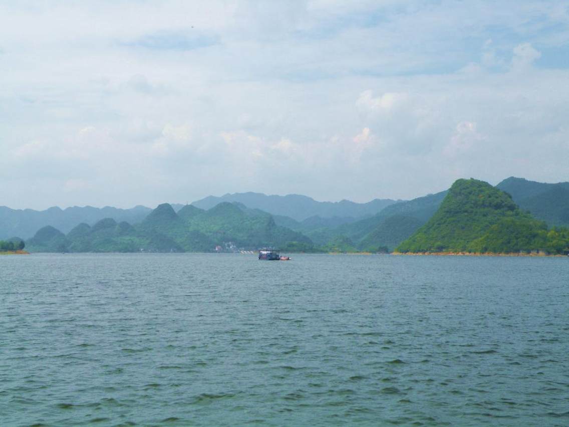 百花湖位于贵阳市西北郊，地处贵阳市观山湖区朱昌镇和百花湖乡之间，距市区22公里。景区总面积83平方公里，其中湖水和岛屿面积14.5平方公里，湖中岛屿108个，错落有致，远山清淡，近水碧澄。