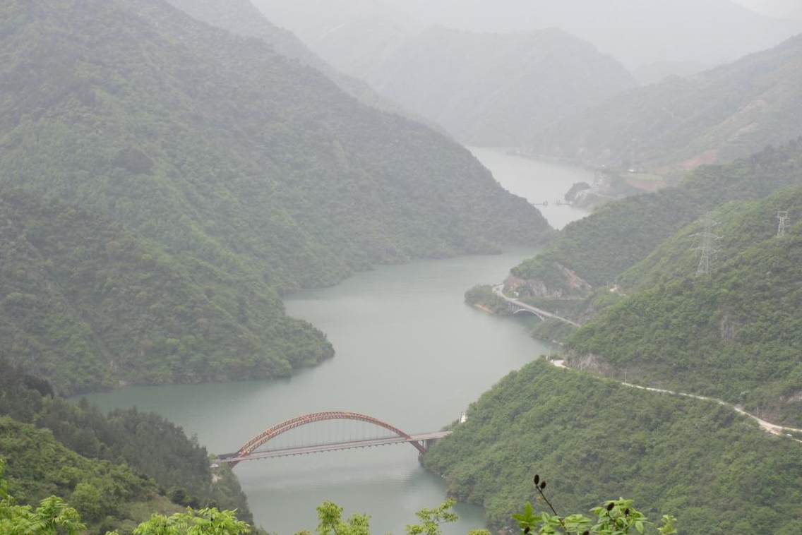 饮水思源汉中游，掐头去尾水细流；华阳国里桃花飞，汉有游女褒姒愁。