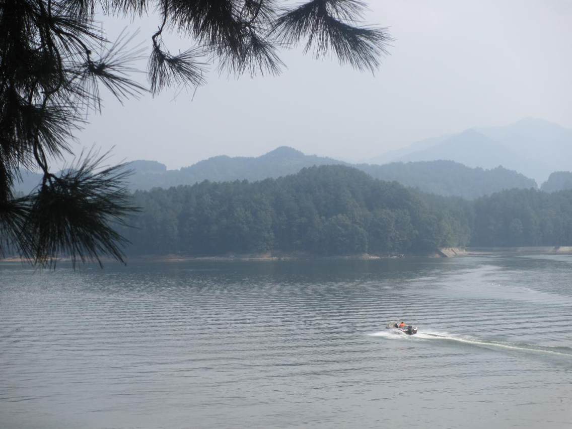 饮水思源汉中游，文化玩味故乡梦。归去来兮天地覆，山水醉人不虚行。