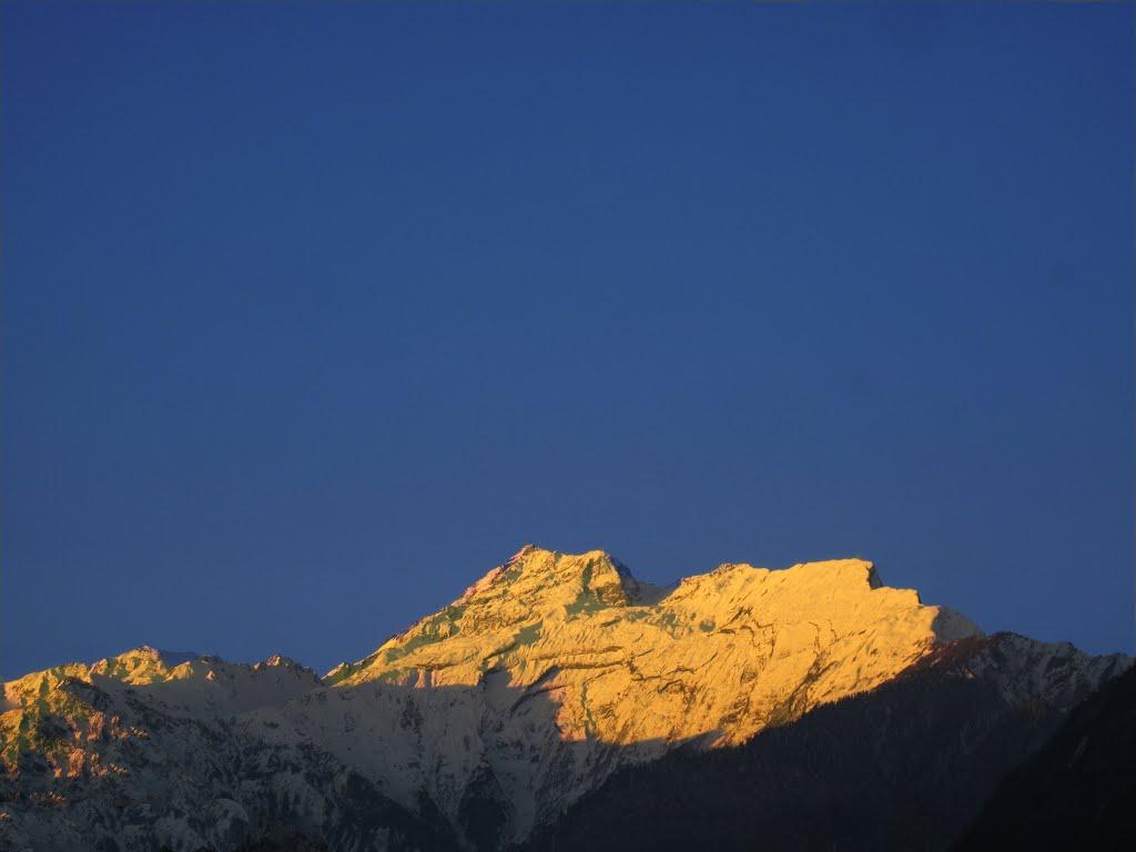 磨西镇清晨，日照金山