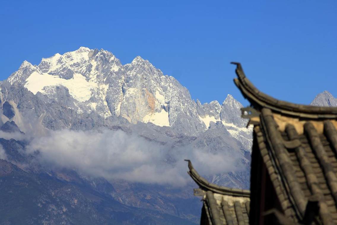 丽江古城，又名“大研镇”，位于中国西南部云南省的丽江市，坐落在丽江坝中部，玉龙雪山下。丽江古城历史悠久，古朴自然，兼有水乡之容、山城之貌。尤其当地古老而神秘的纳西文化，更具吸引世界各地游客的魔力。丽江古城向北约一公里，位于象山之麓，有举世闻名的黑龙潭公园，景区内有龙神祠、得月楼、锁翠桥等著名古建筑掩映在苍翠林木之间，与潭中碧水和玉龙雪山交相辉映，风光绝佳。站上黑龙潭畔的象山之巅，可以眺望玉龙雪山及丽江全景，令人心旷神怡，感叹丽江之大美。