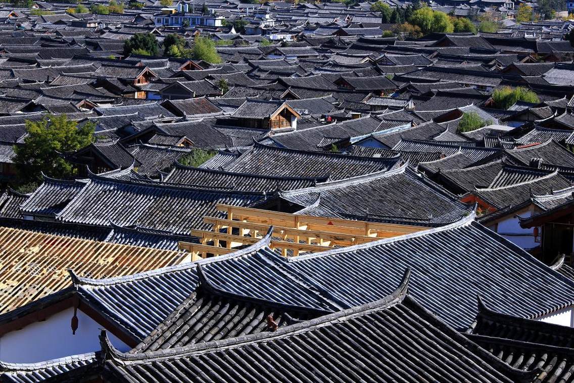 丽江古城，又名“大研镇”，位于中国西南部云南省的丽江市，坐落在丽江坝中部，玉龙雪山下。丽江古城历史悠久，古朴自然，兼有水乡之容、山城之貌。尤其当地古老而神秘的纳西文化，更具吸引世界各地游客的魔力。