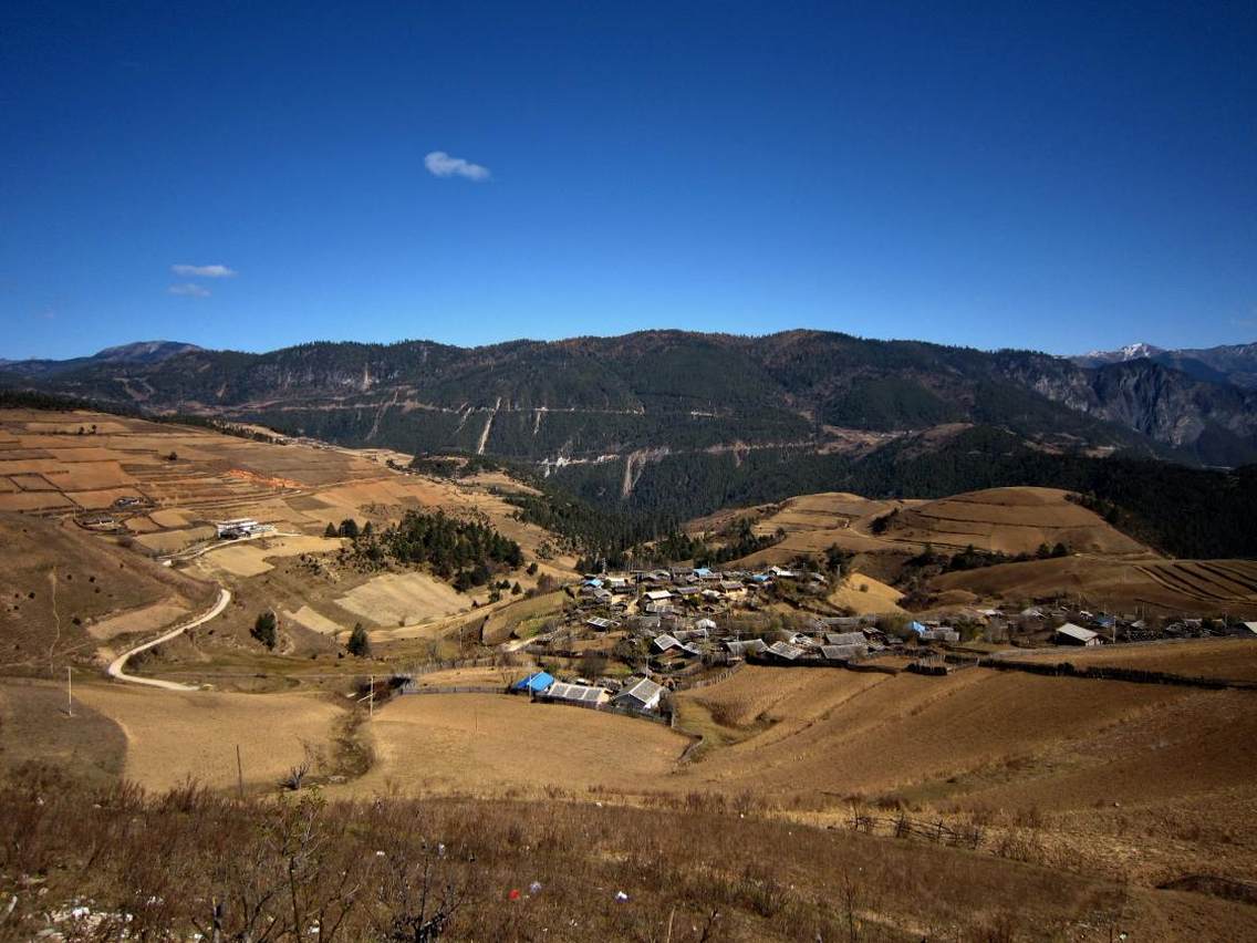 香格里拉，传说中的天堂，令人神往的地方。从进入香格里拉县境开始，这路边风光，虽谈不上仙山瑶池，却已经让我目不暇接，心旷神怡。