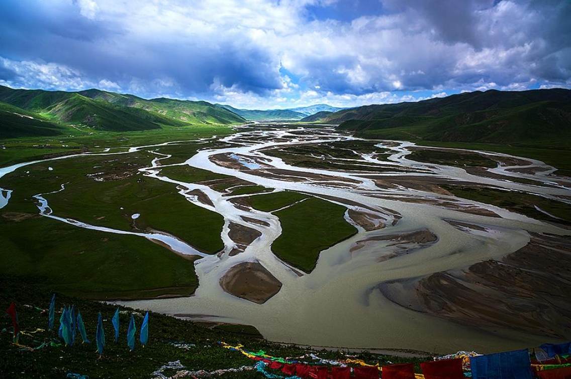 拉加黄河，位于青海果洛藏族自治州玛沁县，在玛沁县后山俯拍拉加黄河，像人血脉纵横交错，分布于大片湿地，云舒云卷，十分壮观。