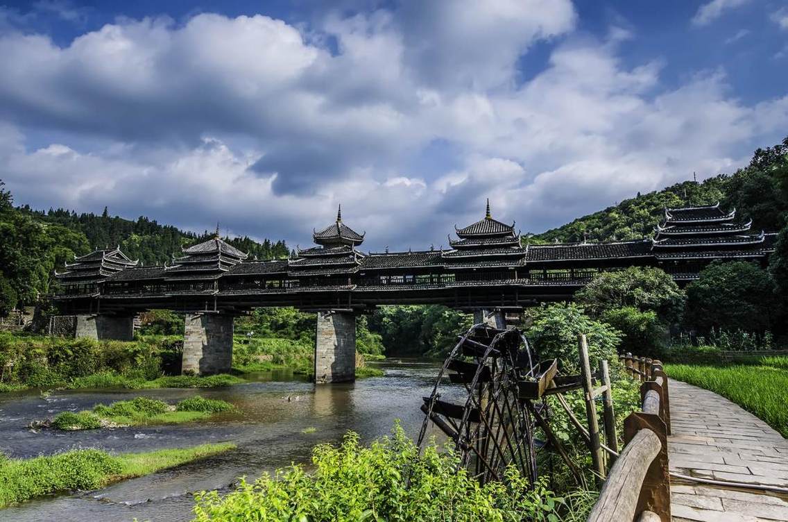 程阳永济桥，位于广西柳州三江县，这里的侗族风情浓郁，是国内外知名的旅游景区，同时也是感受侗族文化的好去处。