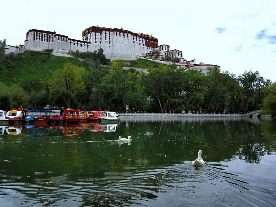 天上的宫阙——布达拉宫。布达拉宫位于中国西藏自治区首府拉萨市区西北的玛布日山上，是一座宫堡式建筑群，始建于公元7世纪藏王松赞干布时期，距今已有1300年的历史。于17世纪重建后，成为历代达赖喇嘛的冬宫居所，为西藏政教合一的统治中心。布达拉宫的主体建筑为白宫和红宫两部分。整座宫殿具有藏式风格，高200余米，外观13层，实际只有9层。由于它起建于山腰，大面积的石壁又屹立如削壁，使建筑仿佛与山岗融为一体，气势雄伟。1961年，布达拉宫成为了中华人民共和国国务院第一批全国重点文物保护单位之一。1994年，布达拉宫被列为世界文化遗产。无论从海拔的高度，还是巍峨的气势，更兼人们的崇拜，布达拉宫都当之无愧地可被称做“天上的宫阙”。