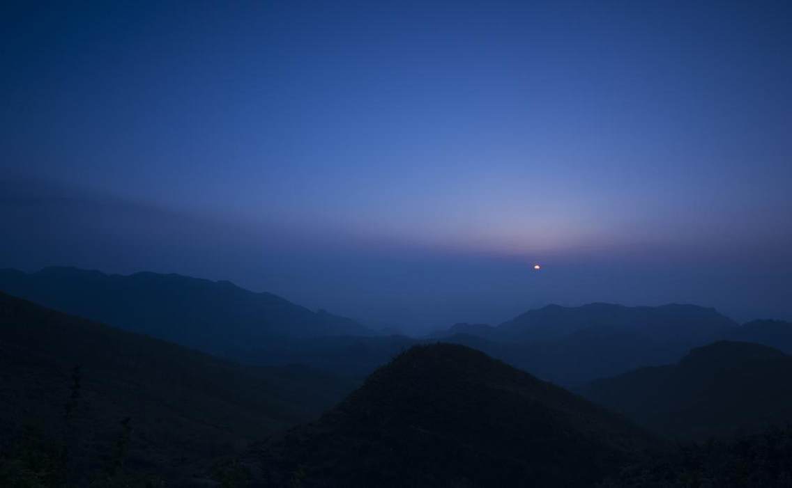 幽幽大山间，一点红日划破最宁静的夜空。