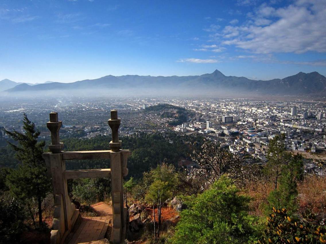 丽江古城，又名“大研镇”，位于中国西南部云南省的丽江市，坐落在丽江坝中部，玉龙雪山下。丽江古城历史悠久，古朴自然，兼有水乡之容、山城之貌。尤其当地古老而神秘的纳西文化，更具吸引世界各地游客的魔力。丽江古城向北约一公里，位于象山之麓，有举世闻名的黑龙潭公园，景区内有龙神祠、得月楼、锁翠桥等著名古建筑掩映在苍翠林木之间，与潭中碧水和玉龙雪山交相辉映，风光绝佳。站上黑龙潭畔的象山之巅，可以眺望玉龙雪山及丽江全景，令人心旷神怡，感叹丽江之大美。