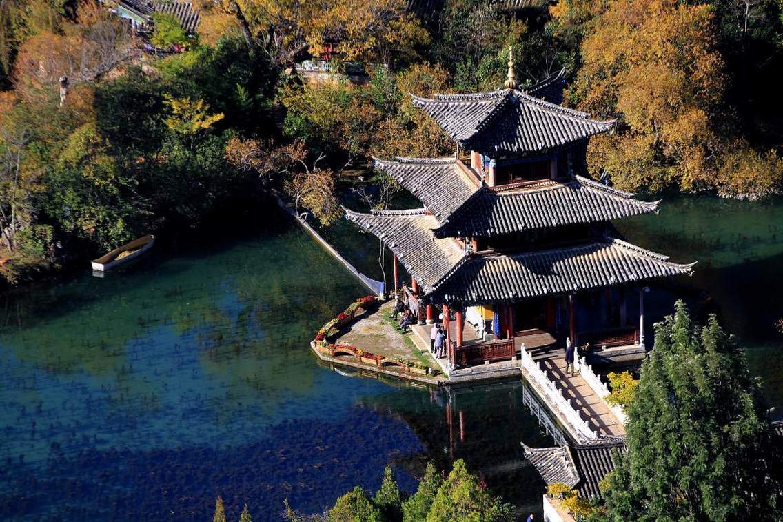 丽江古城，又名“大研镇”，位于中国西南部云南省的丽江市，坐落在丽江坝中部，玉龙雪山下。丽江古城历史悠久，古朴自然，兼有水乡之容、山城之貌。尤其当地古老而神秘的纳西文化，更具吸引世界各地游客的魔力。丽江古城向北约一公里，位于象山之麓，有举世闻名的黑龙潭公园，景区内有龙神祠、得月楼、锁翠桥等著名古建筑掩映在苍翠林木之间，与潭中碧水和玉龙雪山交相辉映，风光绝佳。站上黑龙潭畔的象山之巅，可以眺望玉龙雪山及丽江全景，令人心旷神怡，感叹丽江之大美。