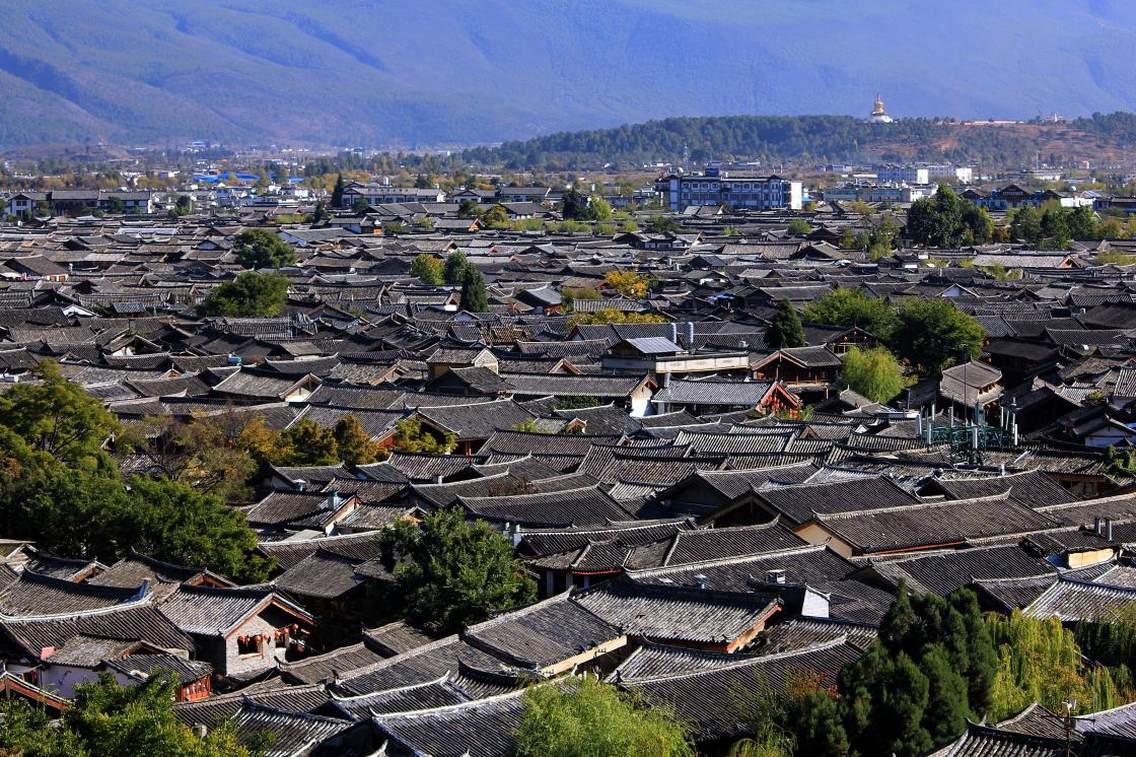 丽江古城，又名“大研镇”，位于中国西南部云南省的丽江市，坐落在丽江坝中部，玉龙雪山下。丽江古城历史悠久，古朴自然，兼有水乡之容、山城之貌。尤其当地古老而神秘的纳西文化，更具吸引世界各地游客的魔力。