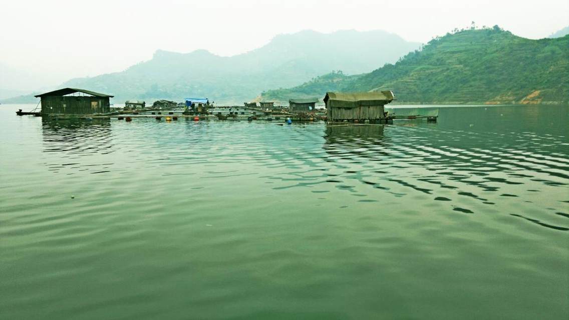 万峰湖水波粼粼