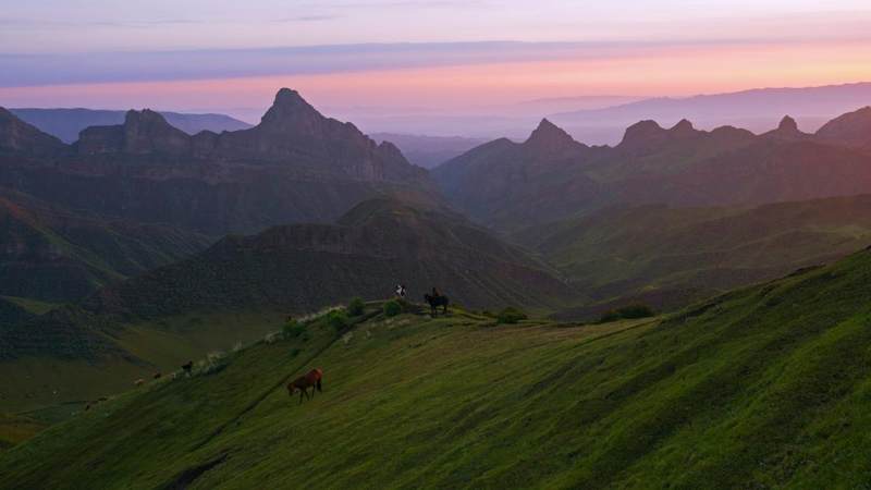 沿国防公路以北山峰连绵不断,山体色彩斑斓,形态奇特,在丹霞山南面是