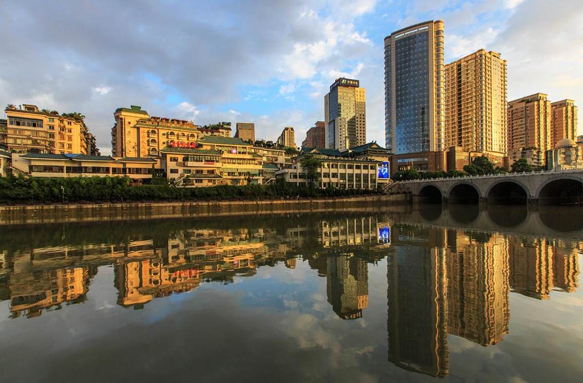 南明河畔高大的现代化建筑