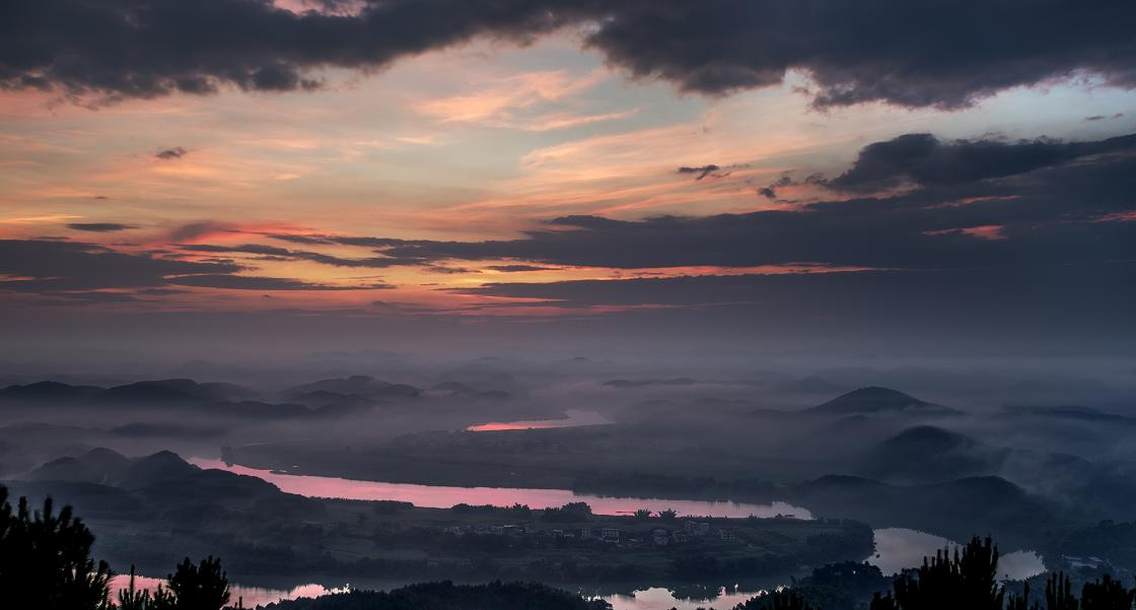 三岔湾，广西柳州市周边的一个知名休闲山庄，山庄里的观日平台式欣赏和拍摄日出的绝佳位置。